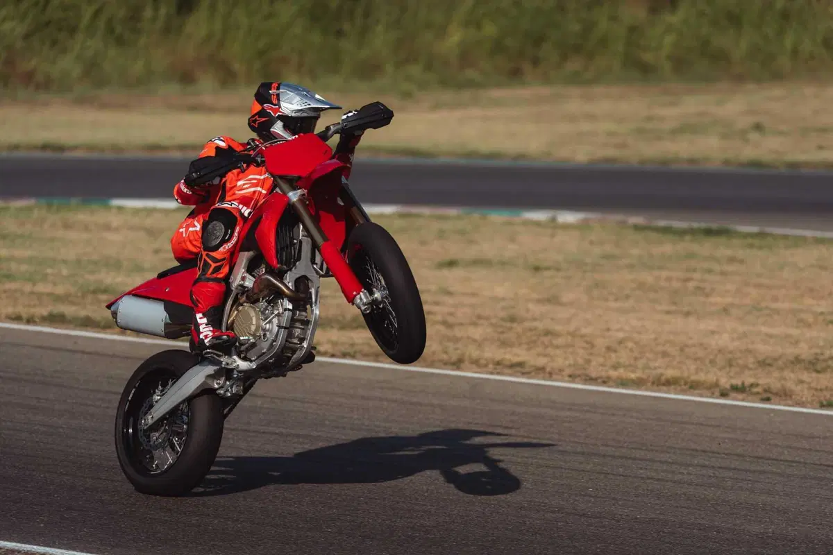 Desmo450 SM: svelati i CV e i dati tecnici della prima Ducati supermotard [VIDEO E GALLERY] (6)