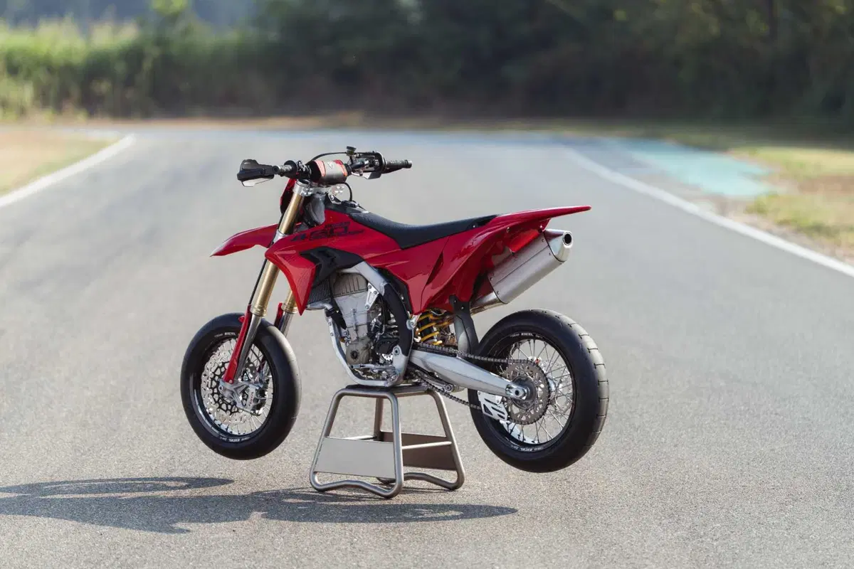 Desmo450 SM: svelati i CV e i dati tecnici della prima Ducati supermotard [VIDEO E GALLERY] (7)