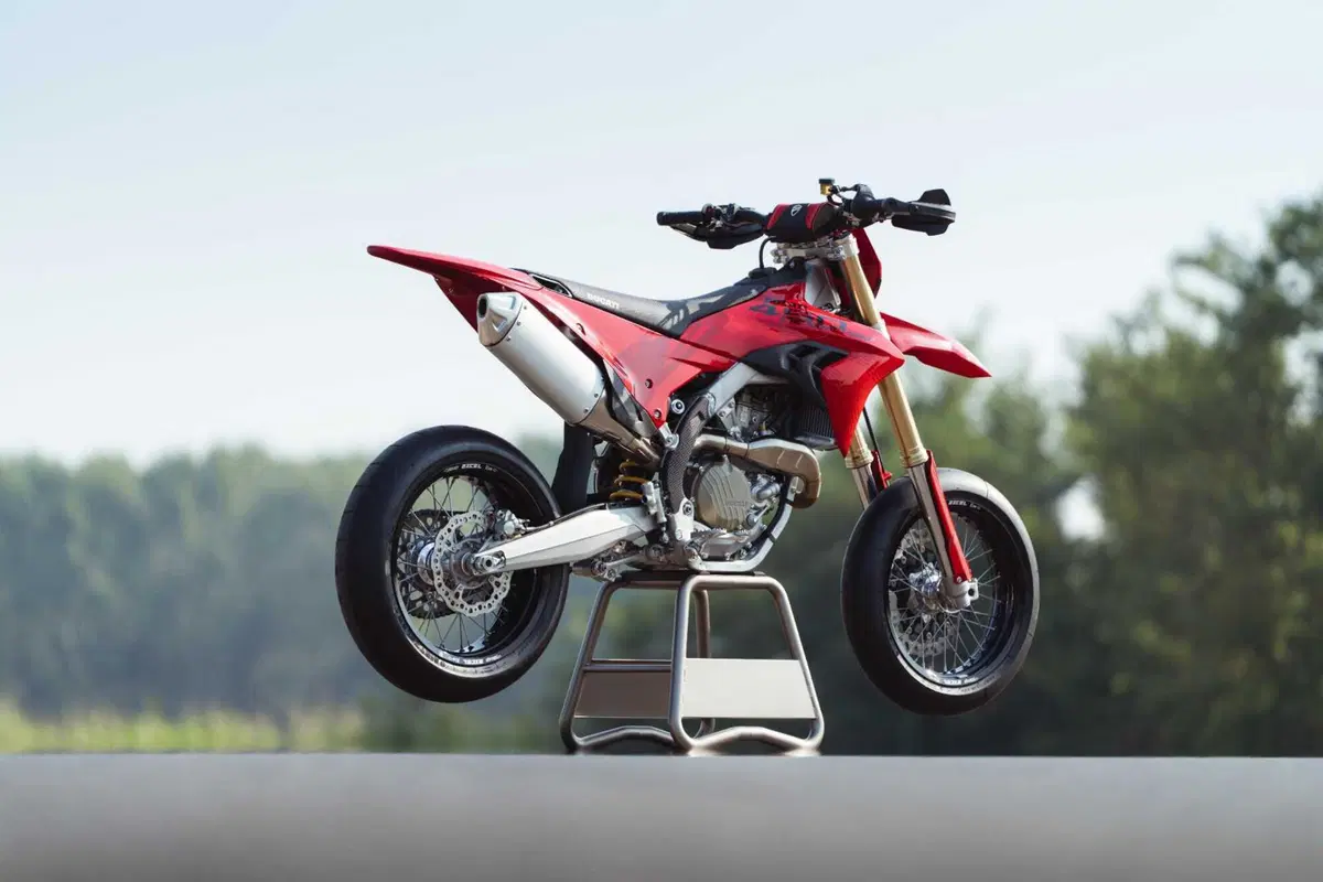 Desmo450 SM: svelati i CV e i dati tecnici della prima Ducati supermotard [VIDEO E GALLERY] (2)