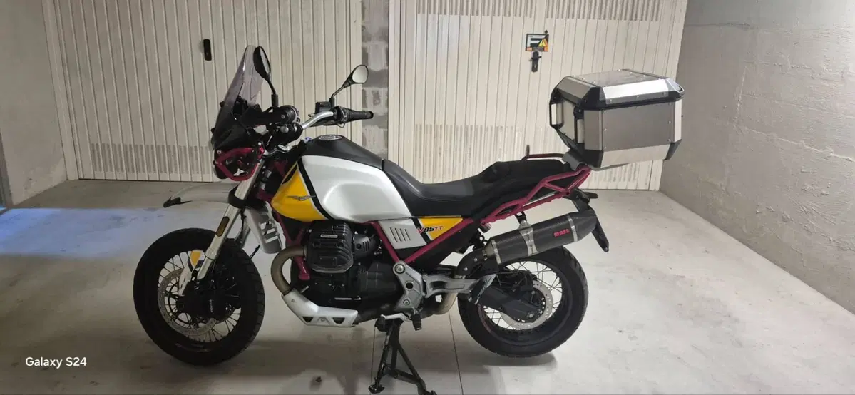 Moto Guzzi V85 TT Evocative Graphics (2019 - 20) (2)