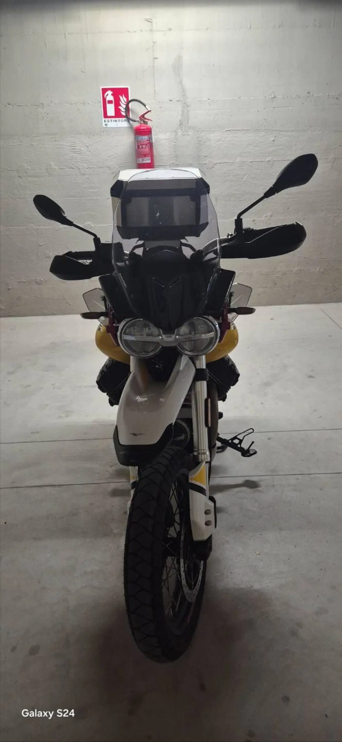 Moto Guzzi V85 TT Evocative Graphics (2019 - 20) (3)