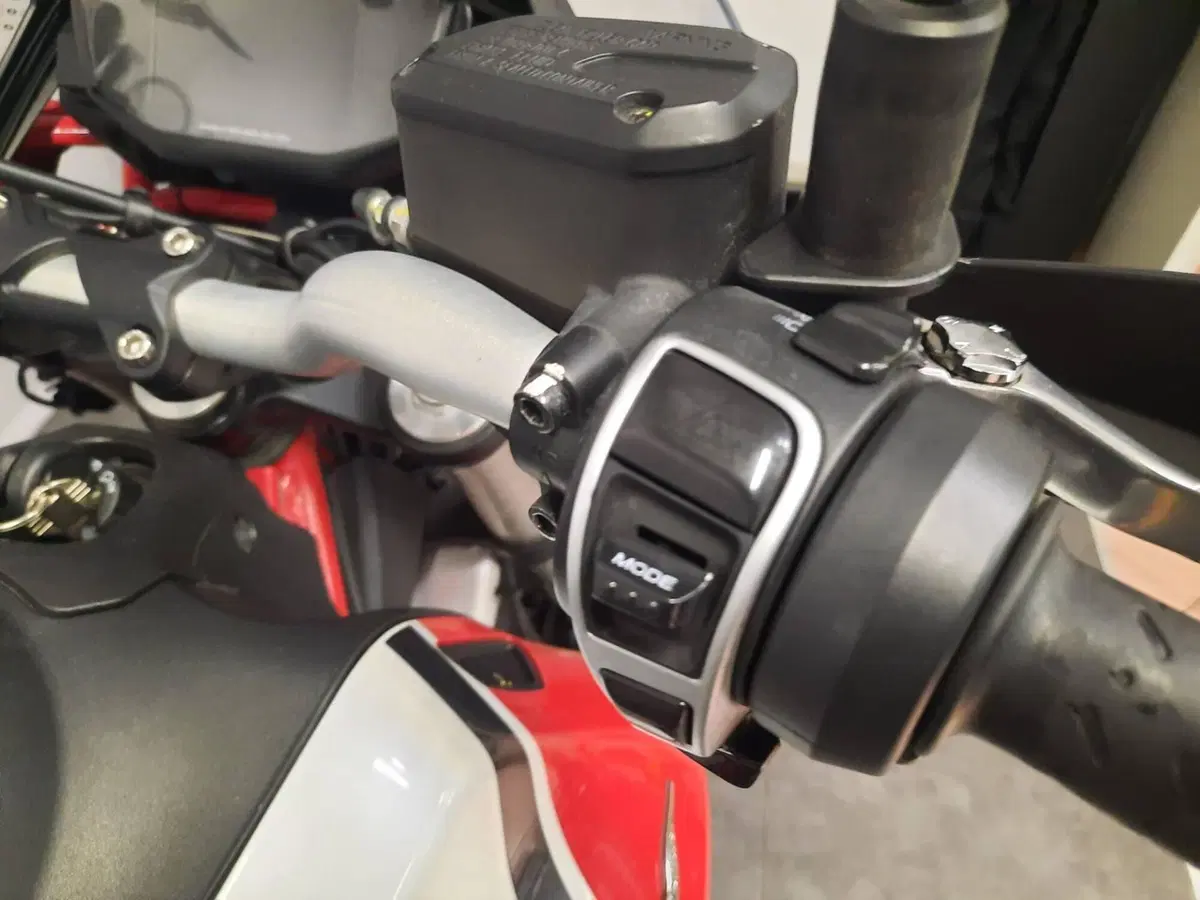 Moto Guzzi V85 TT (2019 - 20) (9)