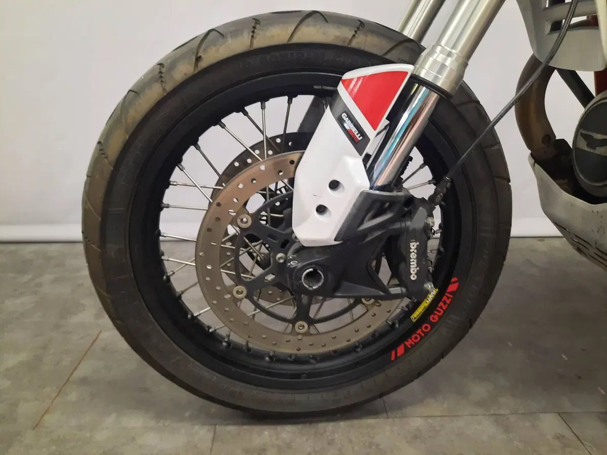 Moto Guzzi V85 TT (2019 - 20) (15)
