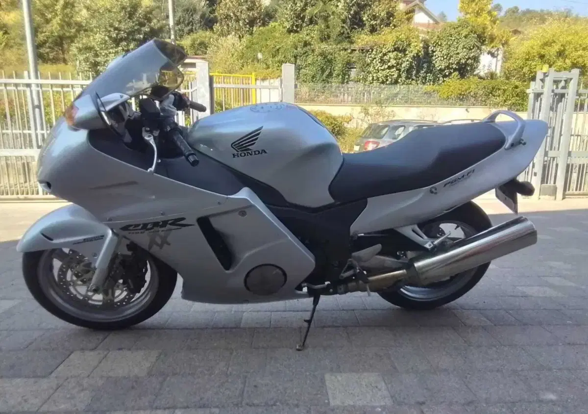 Honda CBR1100XX, la Superblackbird che sfidò la Hayabusa a 8.900 euro (5)