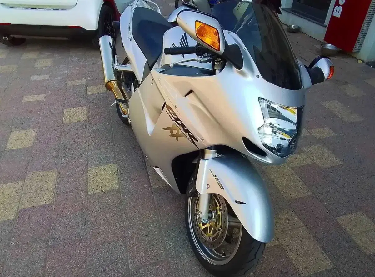 Honda CBR1100XX, la Superblackbird che sfidò la Hayabusa a 8.900 euro (2)
