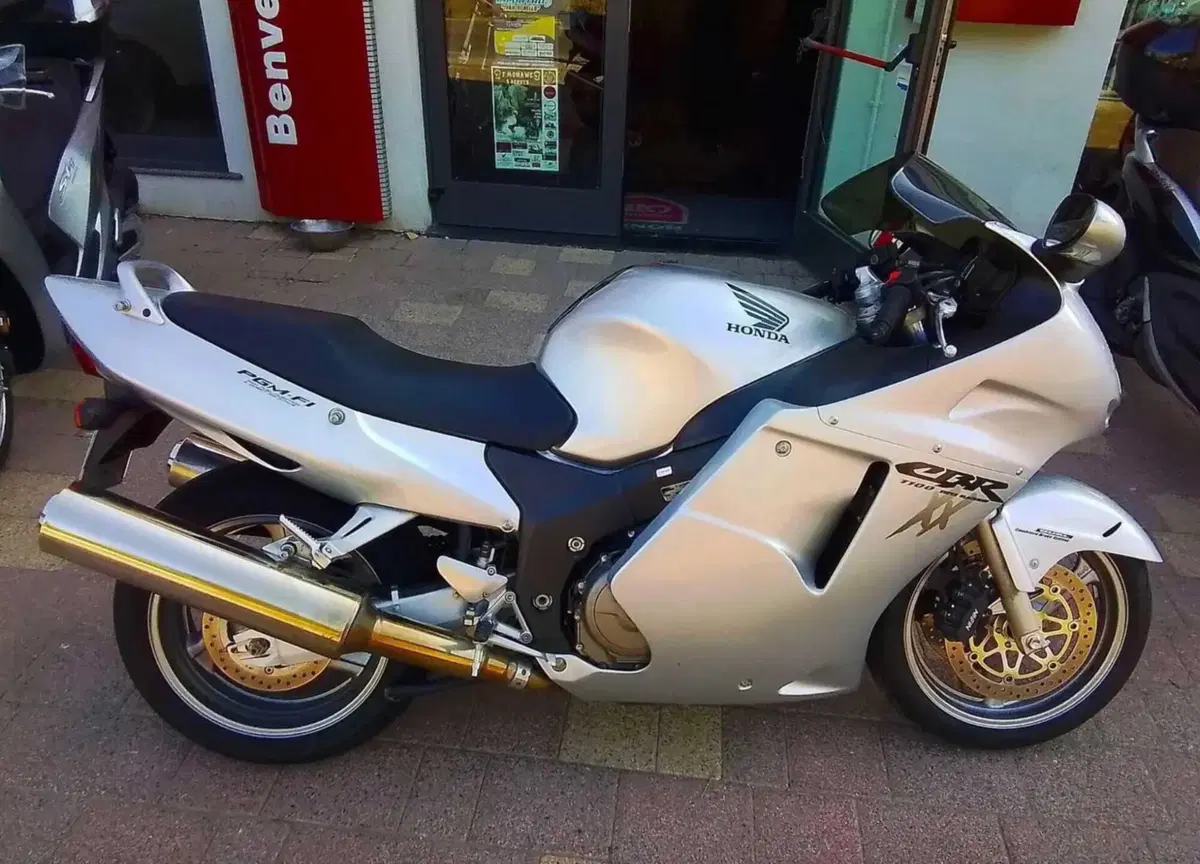 Honda CBR1100XX, la Superblackbird che sfidò la Hayabusa a 8.900 euro (6)