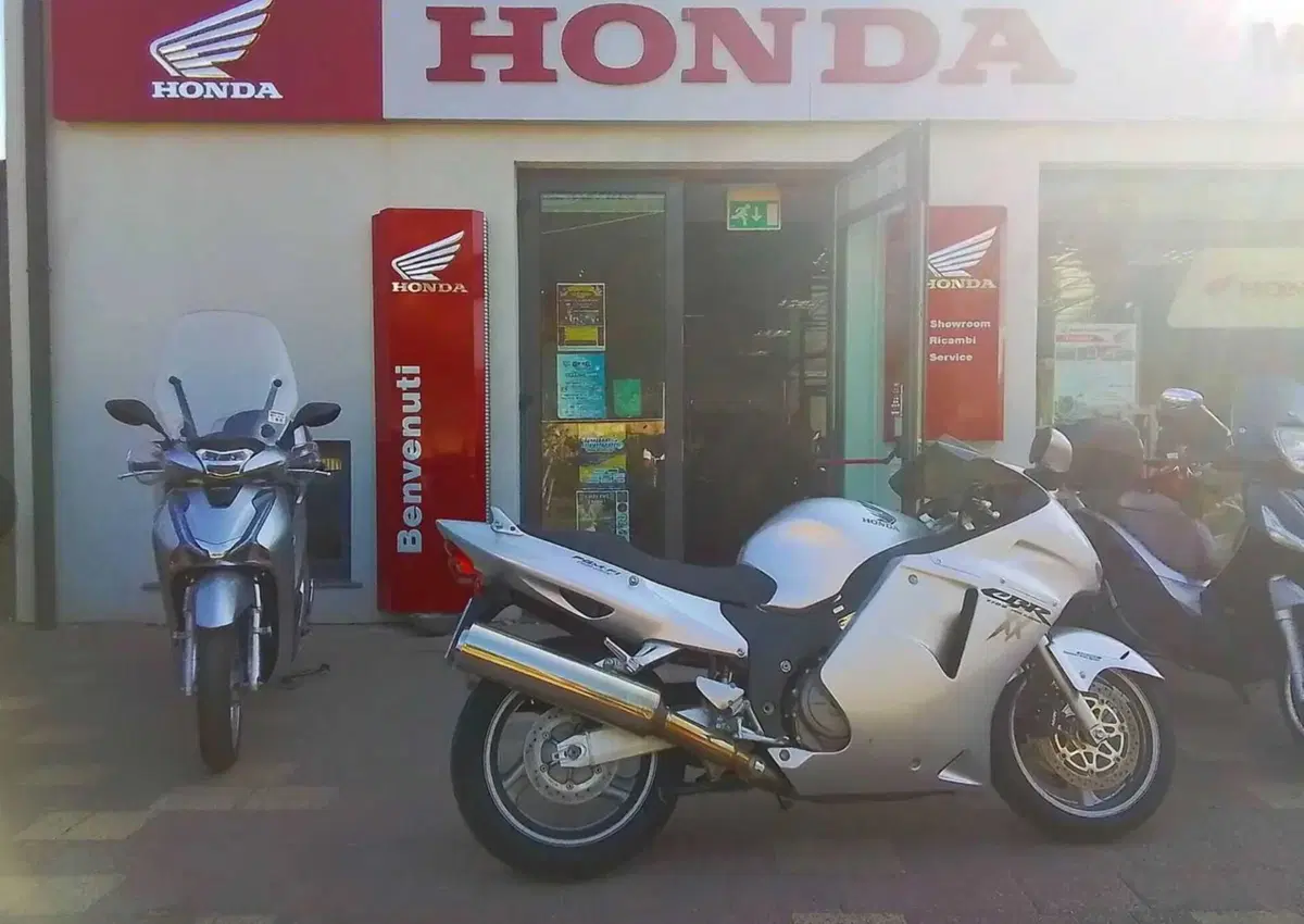 Honda CBR1100XX, la Superblackbird che sfidò la Hayabusa a 8.900 euro (7)