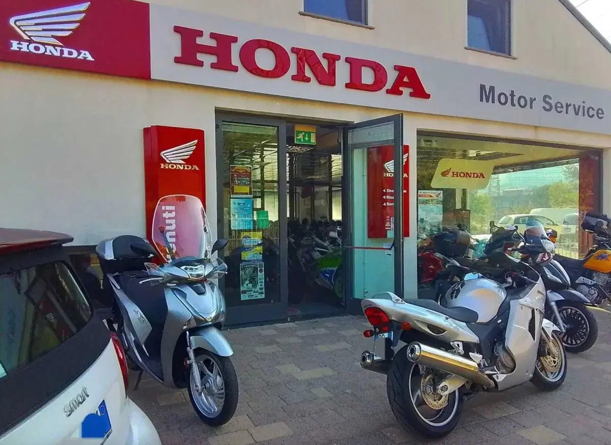 Honda CBR1100XX, la Superblackbird che sfidò la Hayabusa a 8.900 euro (4)