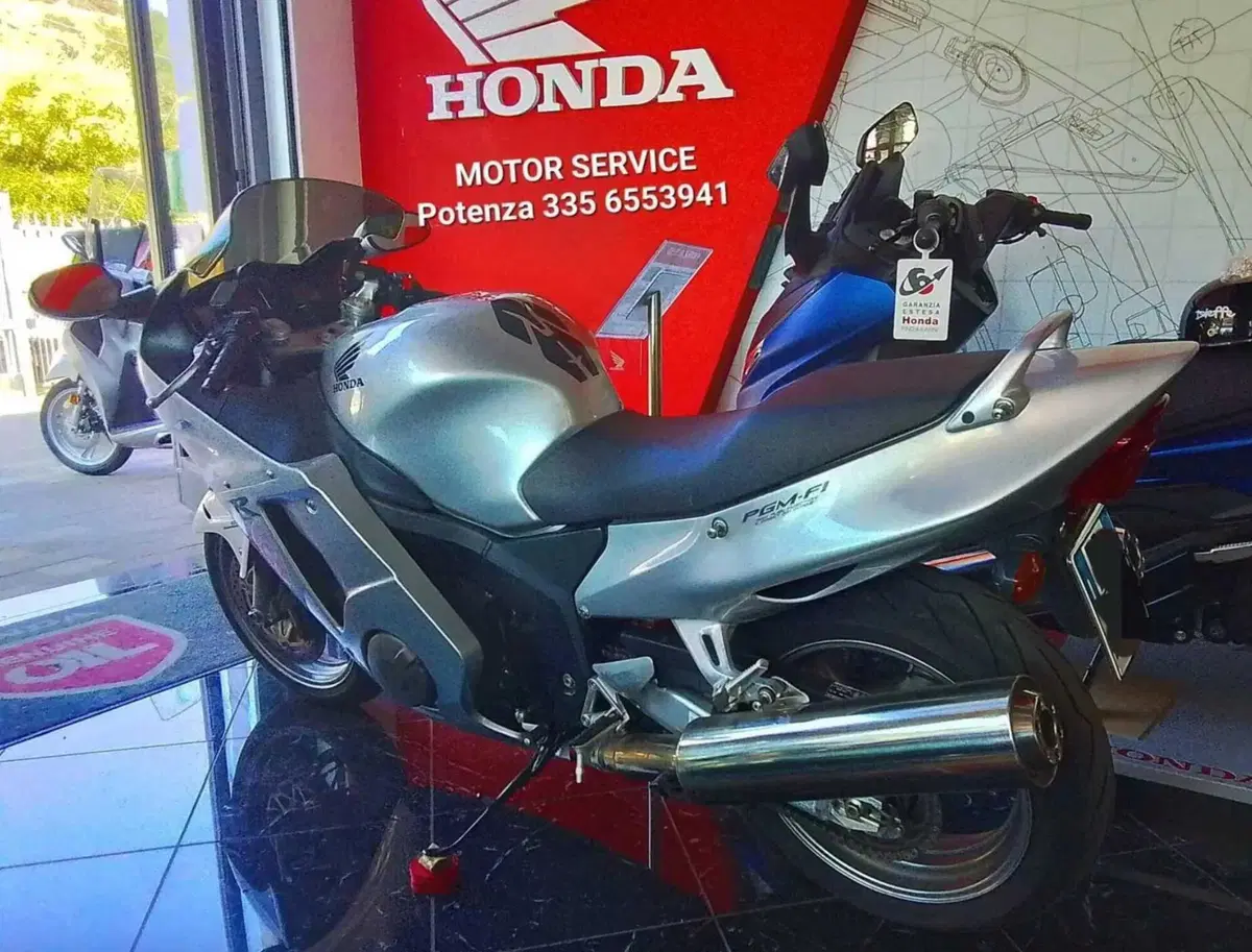 Honda CBR1100XX, la Superblackbird che sfidò la Hayabusa a 8.900 euro (8)