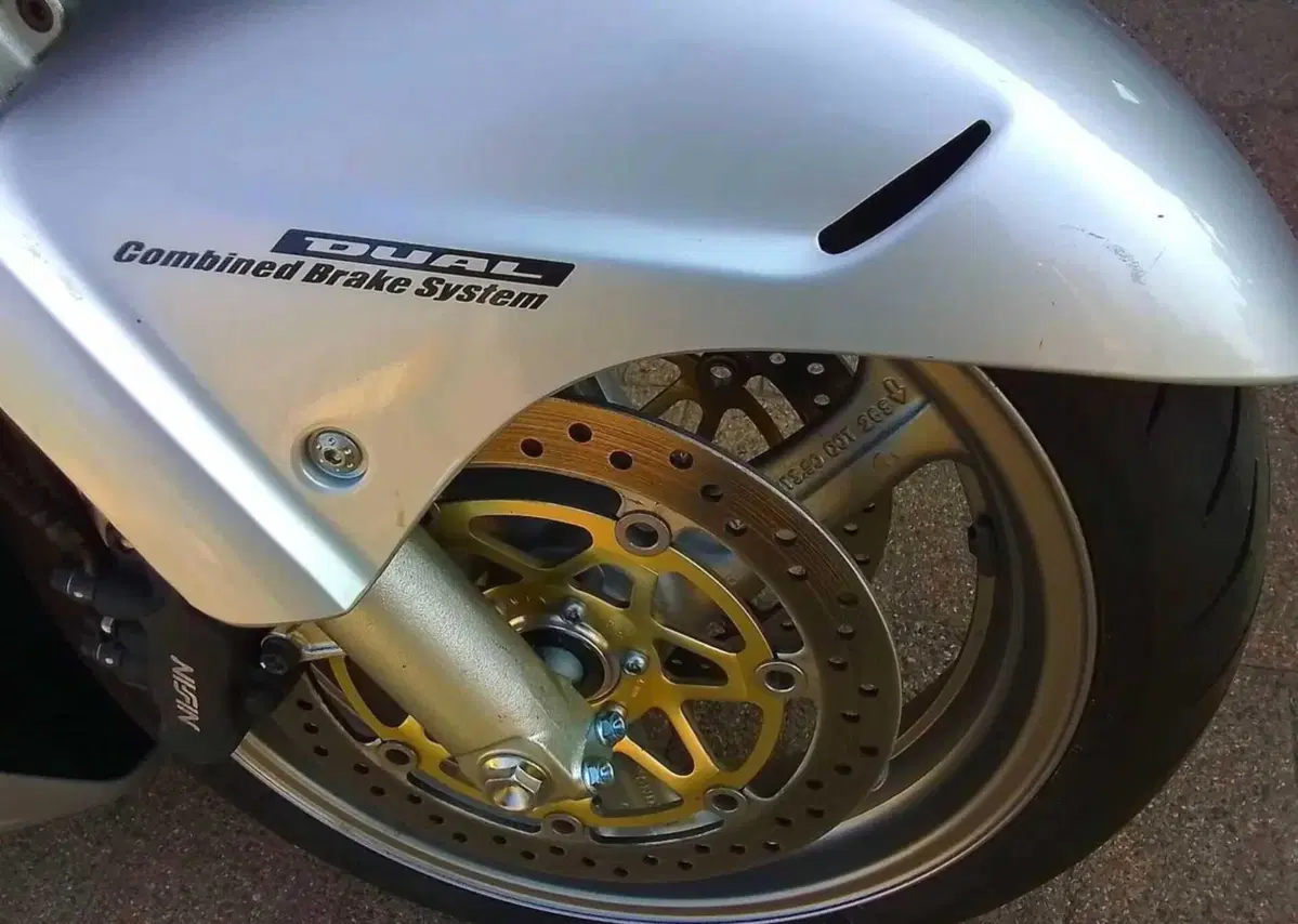 Honda CBR1100XX, la Superblackbird che sfidò la Hayabusa a 8.900 euro (9)