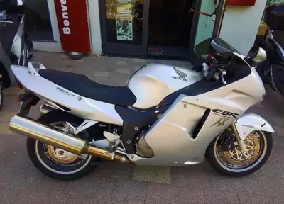 Honda CBR1100XX, la Superblackbird che sfidò la Hayabusa a 8.900 euro