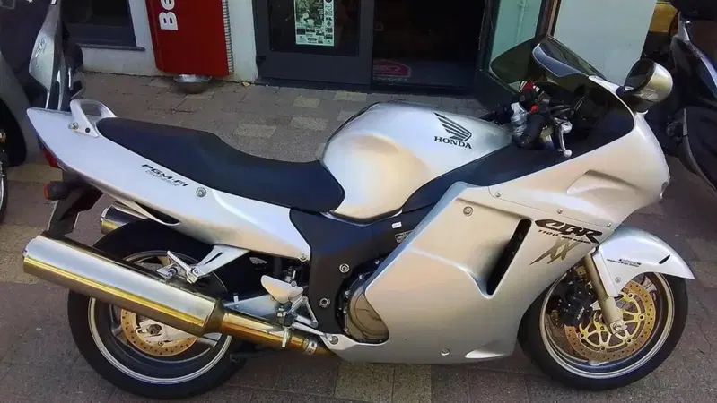 Honda CBR1100XX, la Superblackbird che sfidò la Hayabusa a 8.900 euro