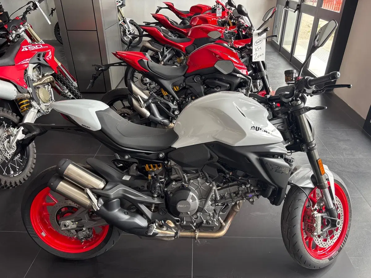 Ducati Monster 890 + (2026)