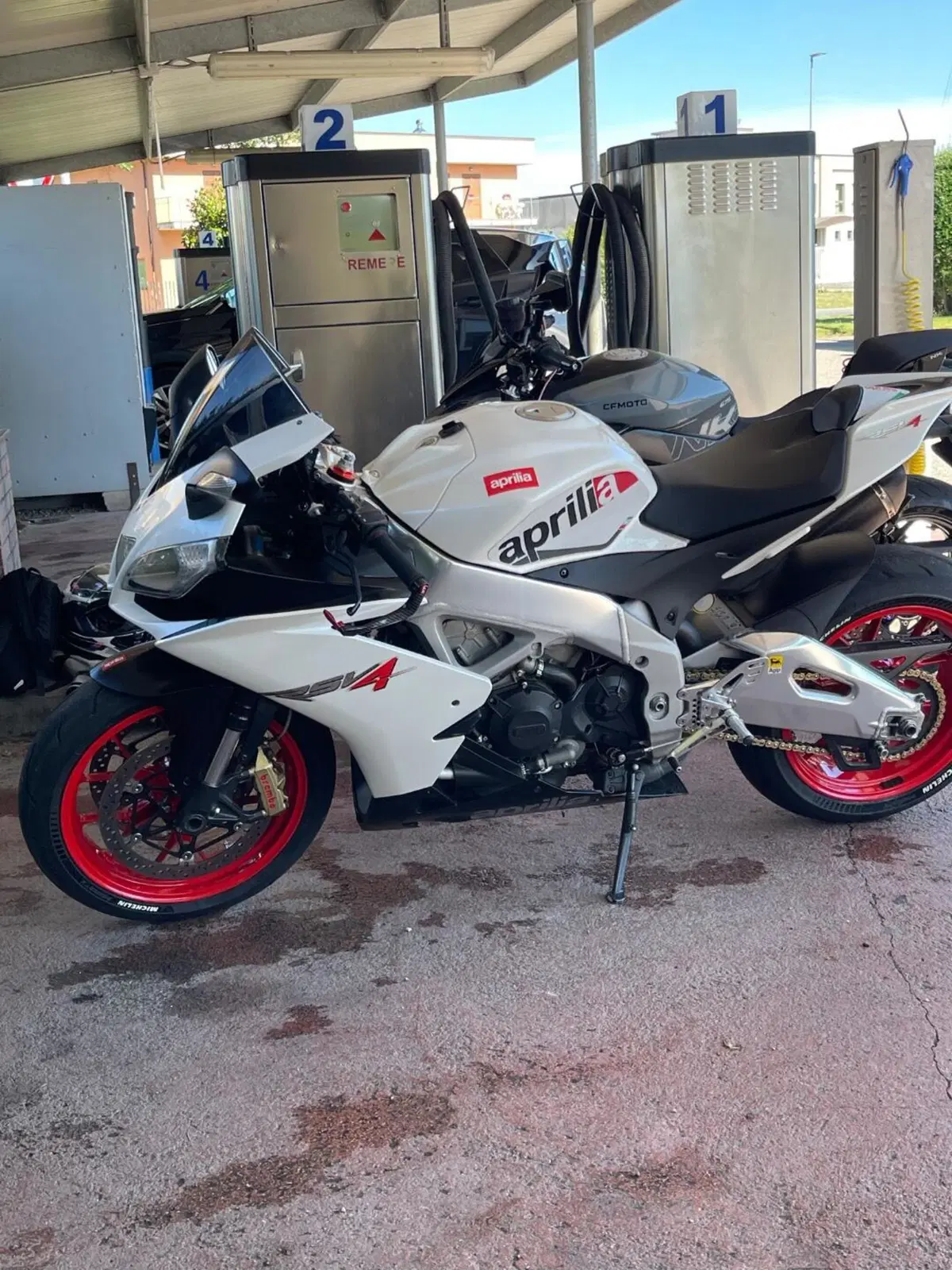 Aprilia RSV4 R (2009 - 12) (4)