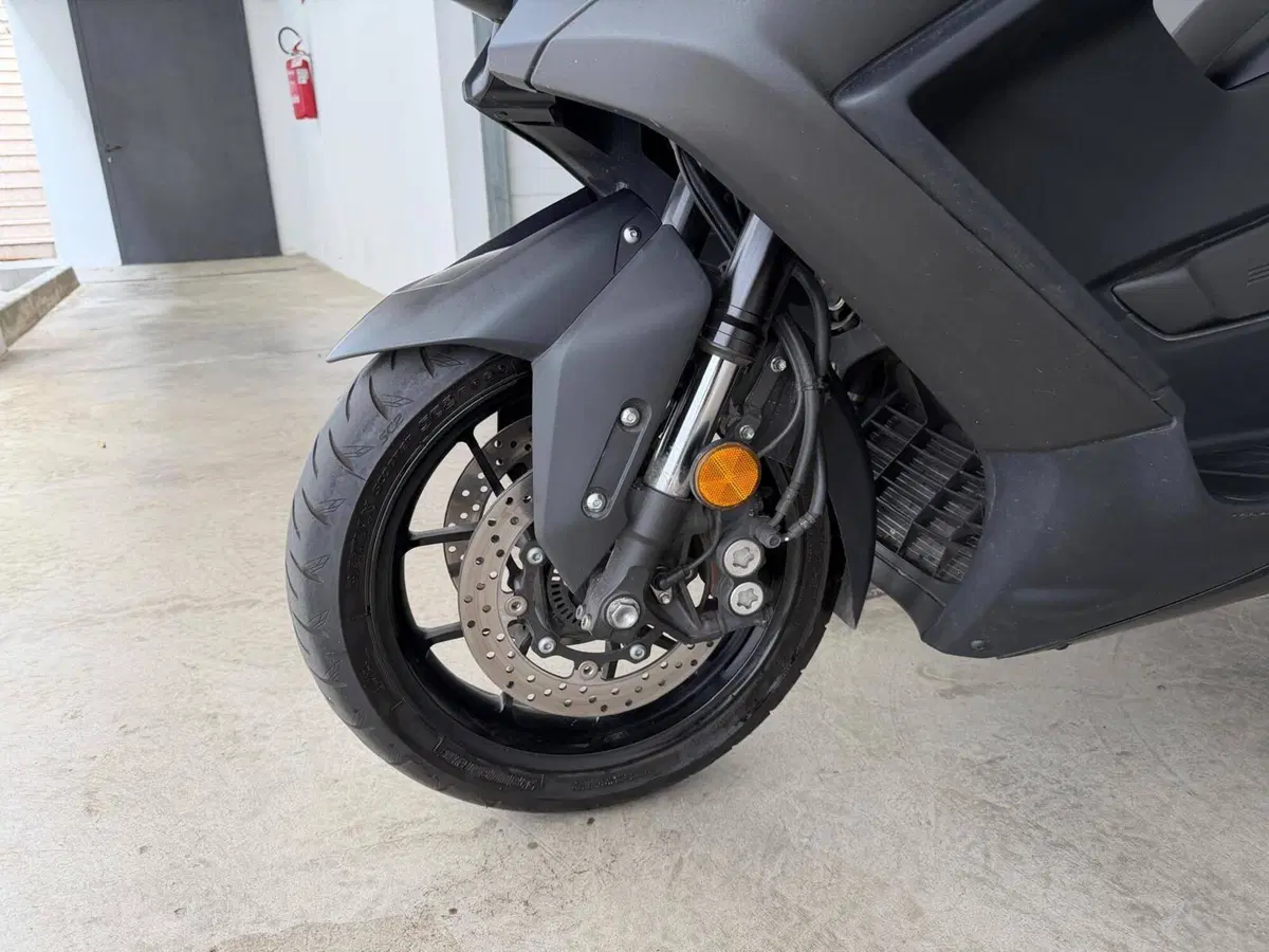 Yamaha T-Max 560 (2022 - 24) (8)