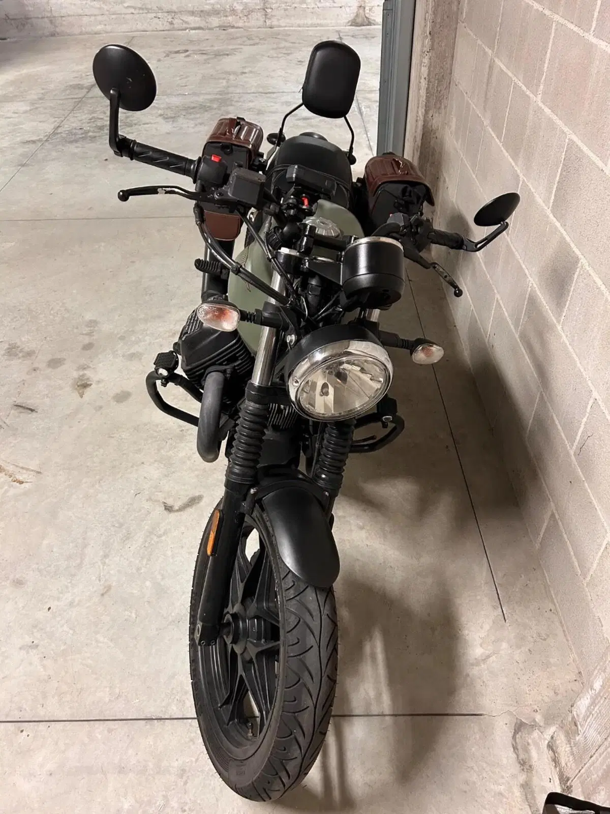 Moto Guzzi V7 III Stone (2017 - 20) (2)