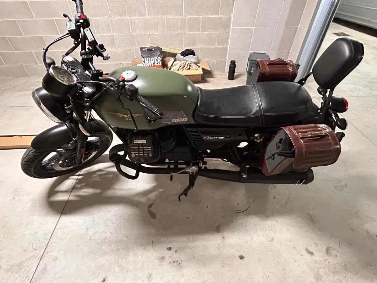 Moto Guzzi V7 III Stone (2017 - 20) (4)