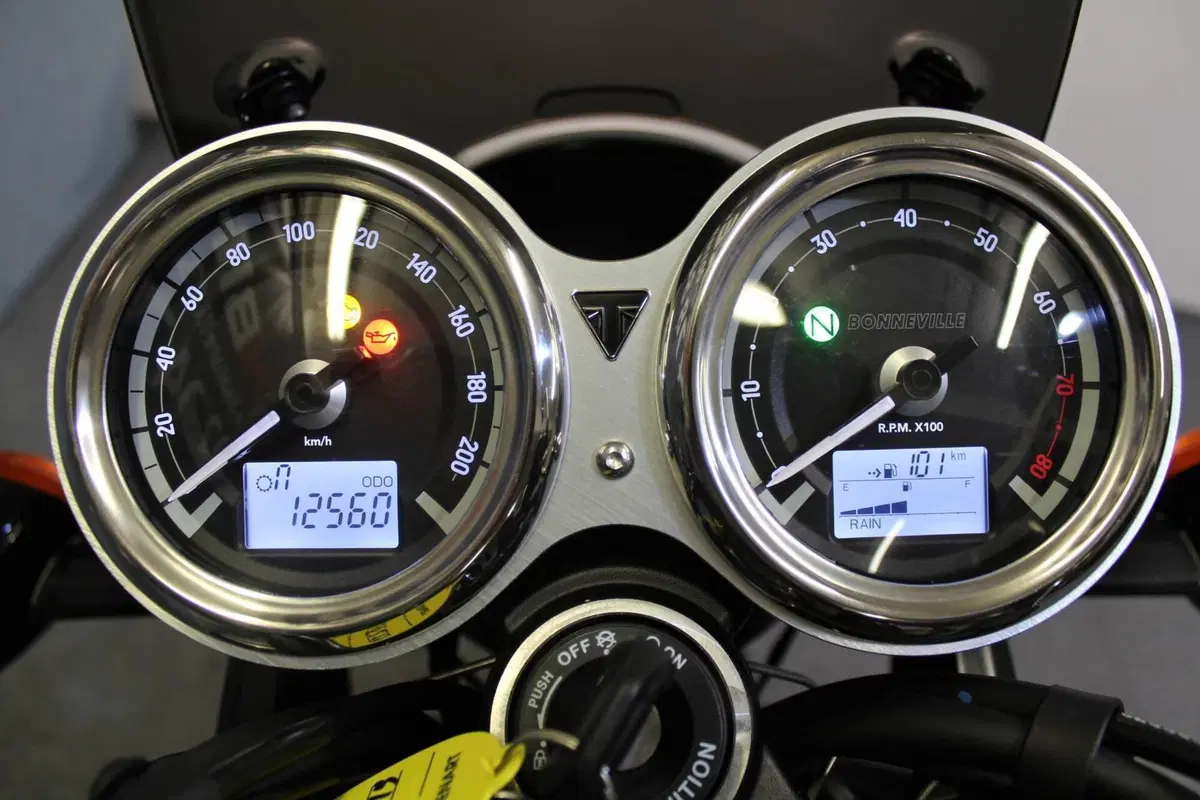 Triumph Bonneville T120 Black (2021 - 25) (3)