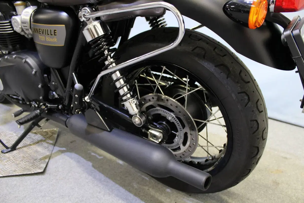 Triumph Bonneville T120 Black (2021 - 25) (17)