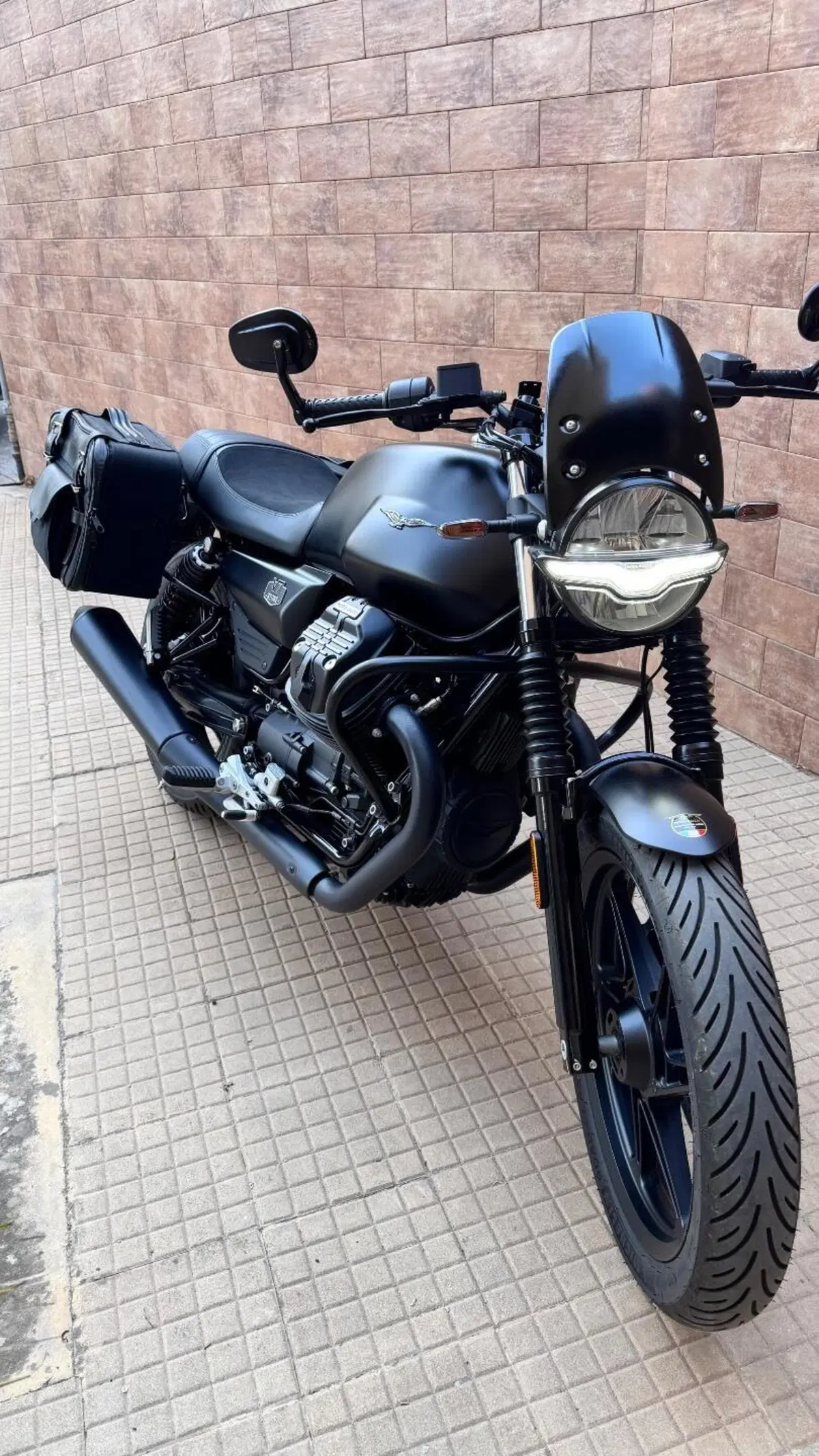 Moto Guzzi V7 Stone (2025 - 26) (2)