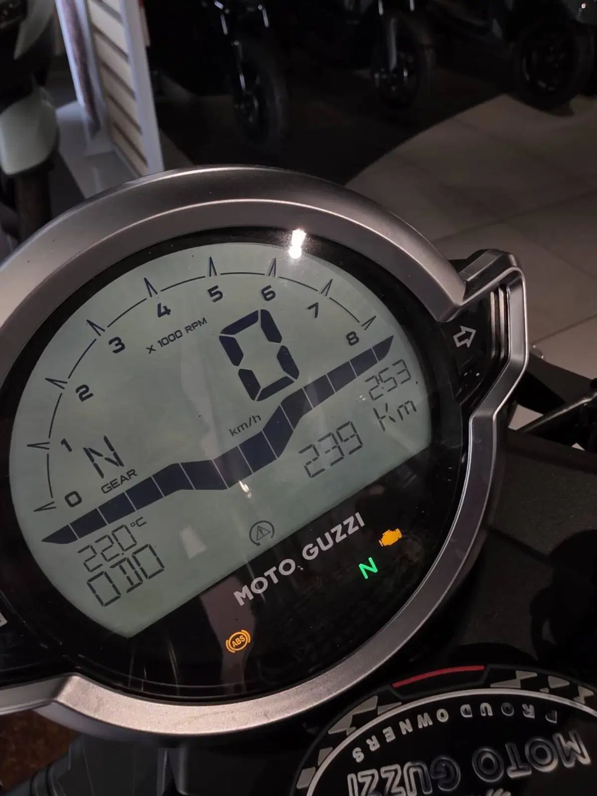 Moto Guzzi V9 Bobber Special Edition (2023 - 25) (3)