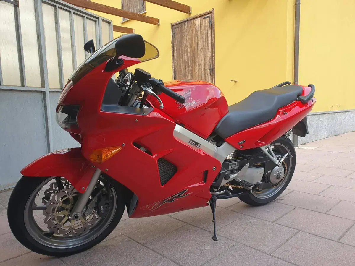 Honda VFR 800 (1998 - 01) (3)