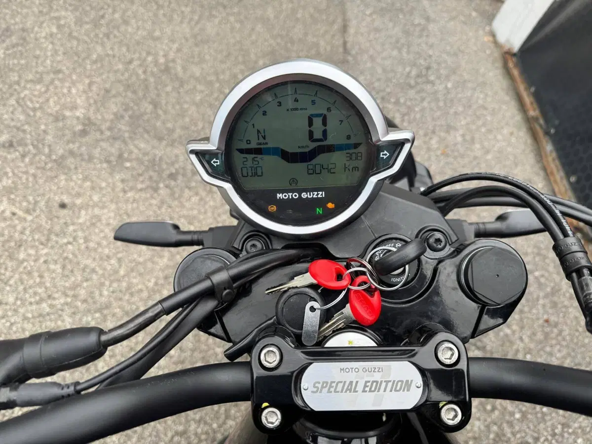 Moto Guzzi V7 Stone Special Edition (2022 - 25) (15)