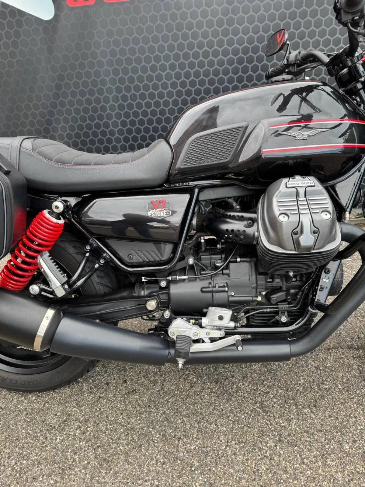 Moto Guzzi V7 Stone Special Edition (2022 - 25) (12)