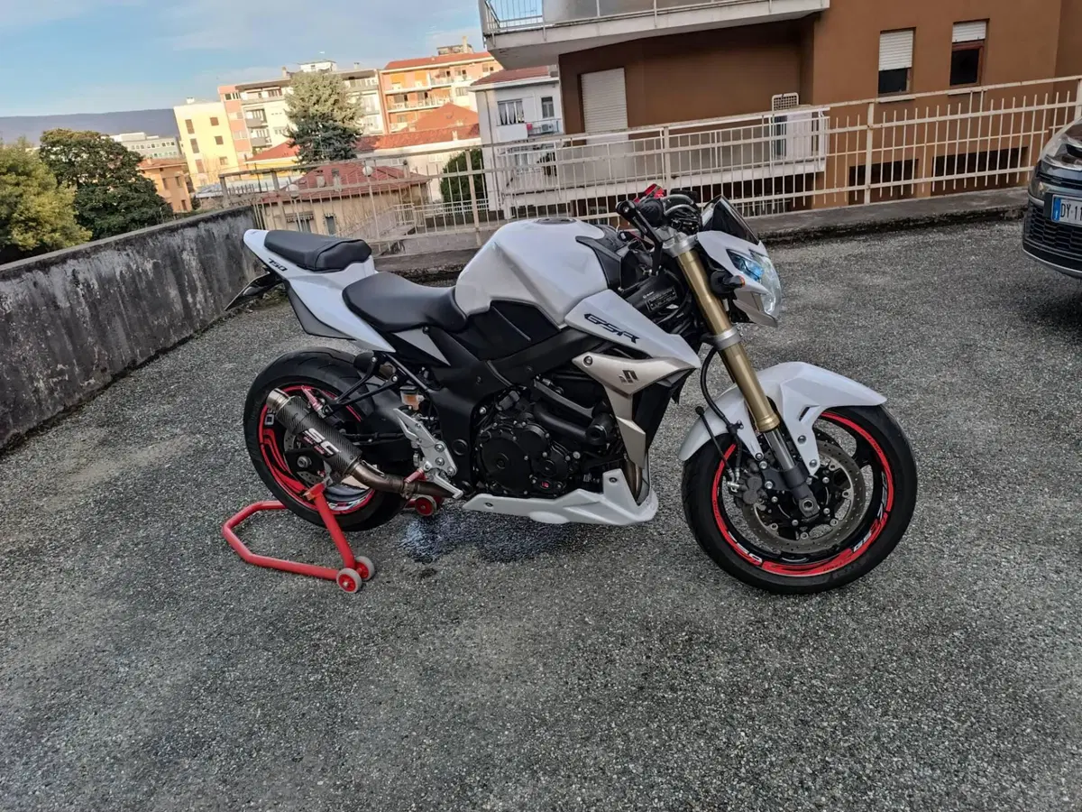 Suzuki GSR 750 (2010 - 15) (3)
