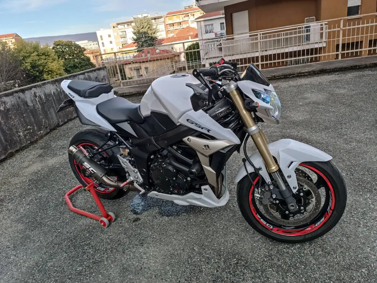 Suzuki GSR 750 (2010 - 15)