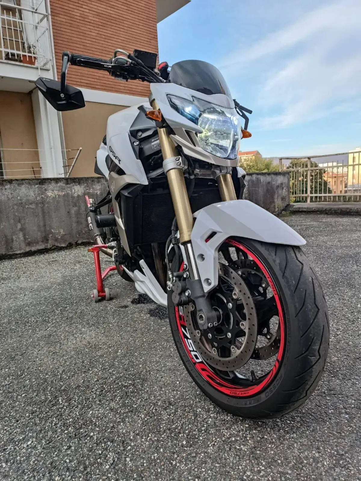 Suzuki GSR 750 (2010 - 15) (6)