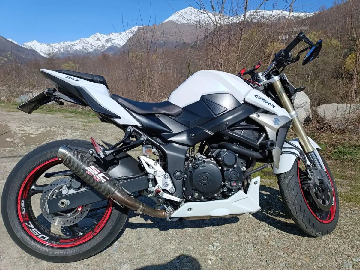 Suzuki GSR 750 (2010 - 15) (7)