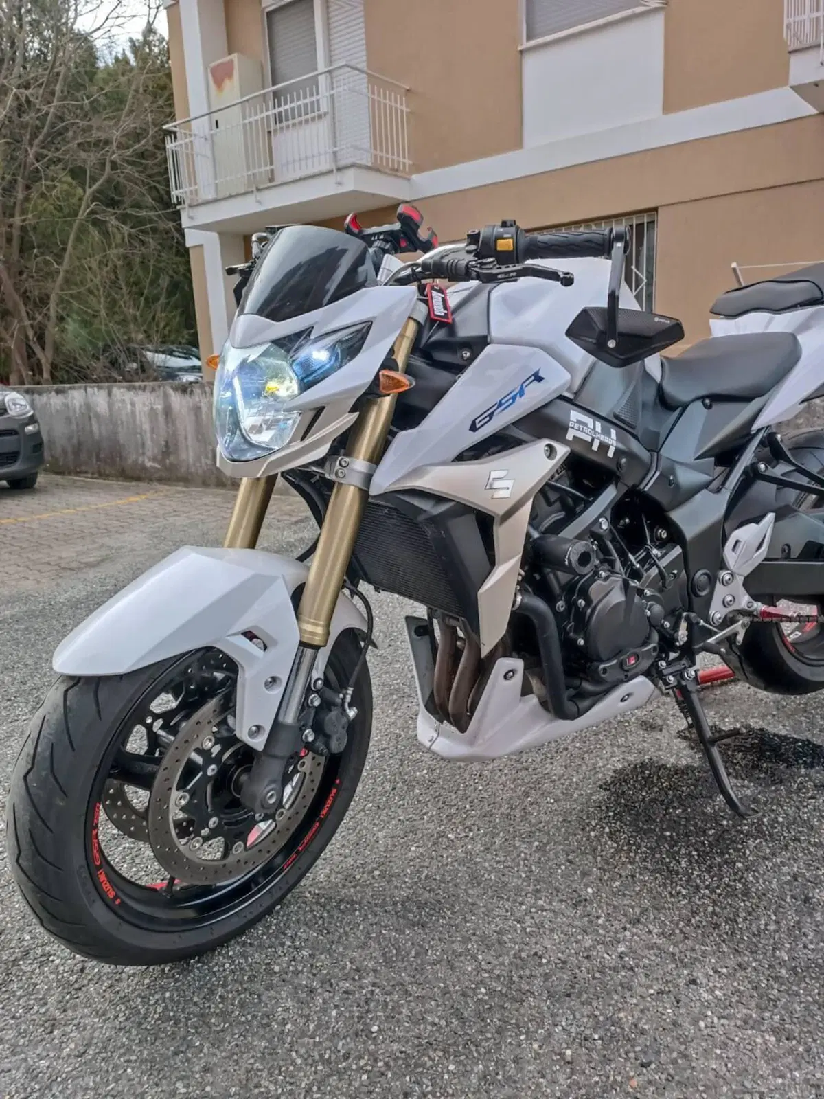 Suzuki GSR 750 (2010 - 15) (10)