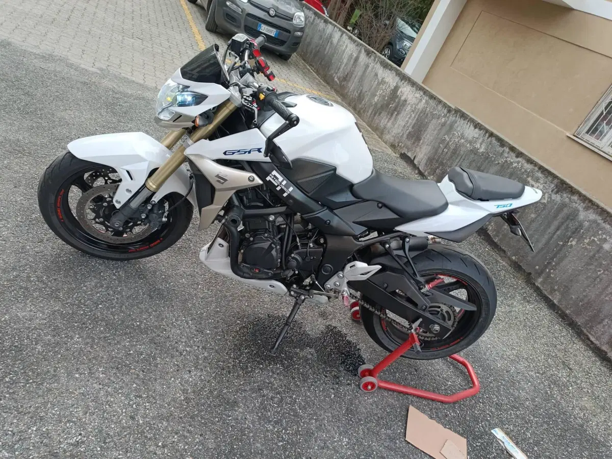 Suzuki GSR 750 (2010 - 15) (11)