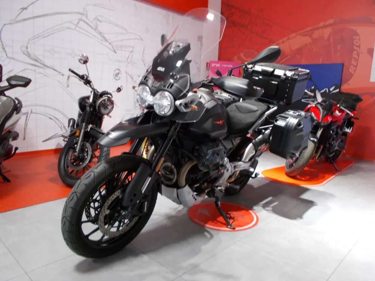 Moto Guzzi V85 Strada (2024 - 26) (3)