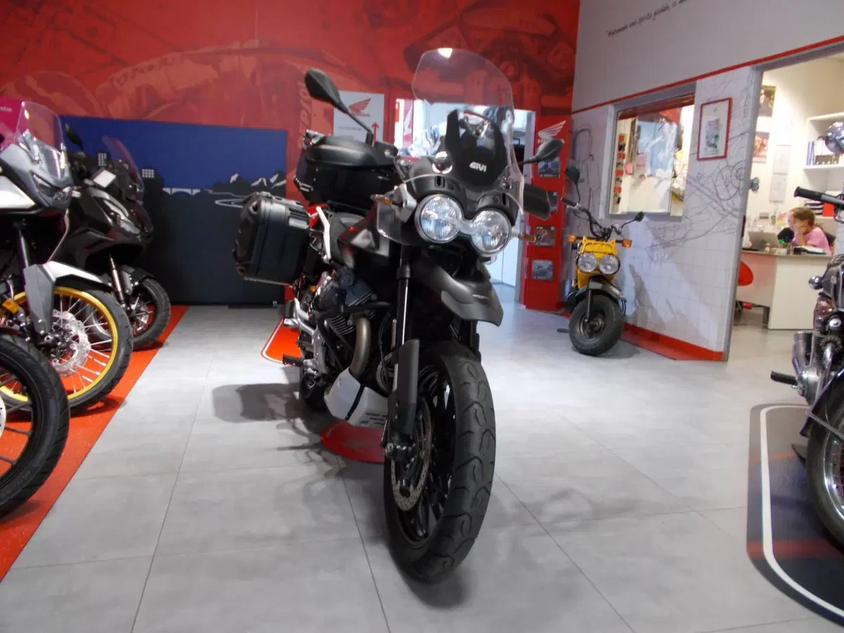 Moto Guzzi V85 Strada (2024 - 26) (4)