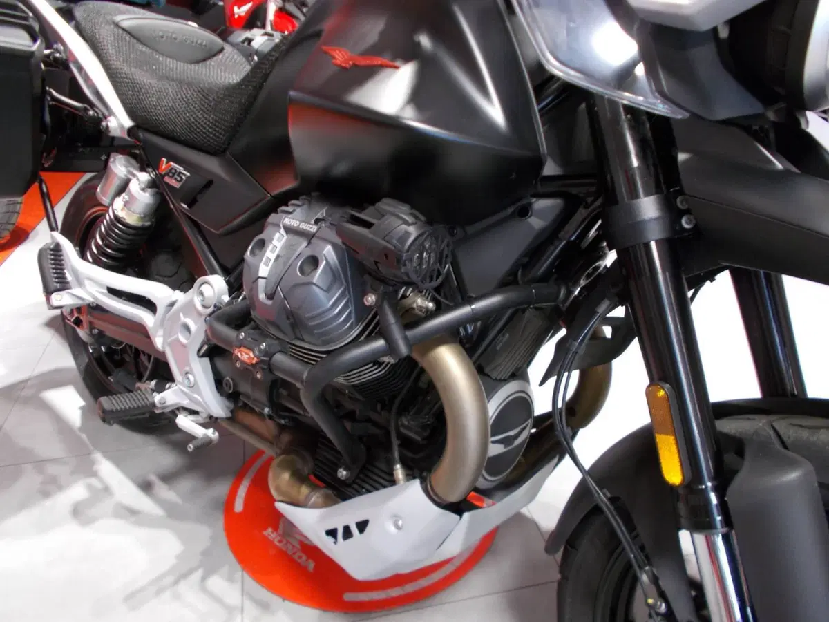 Moto Guzzi V85 Strada (2024 - 26) (9)
