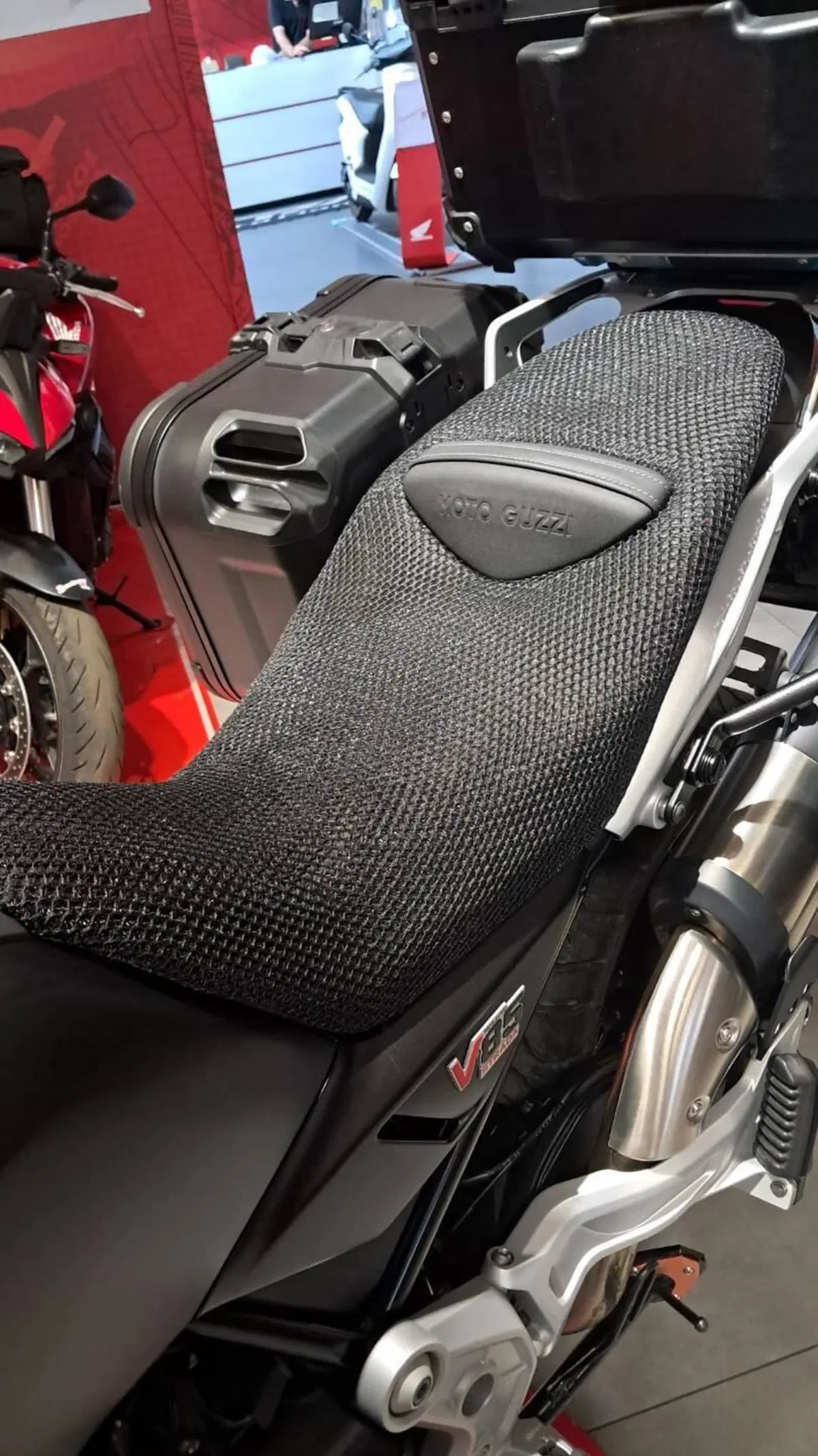 Moto Guzzi V85 Strada (2024 - 26) (14)