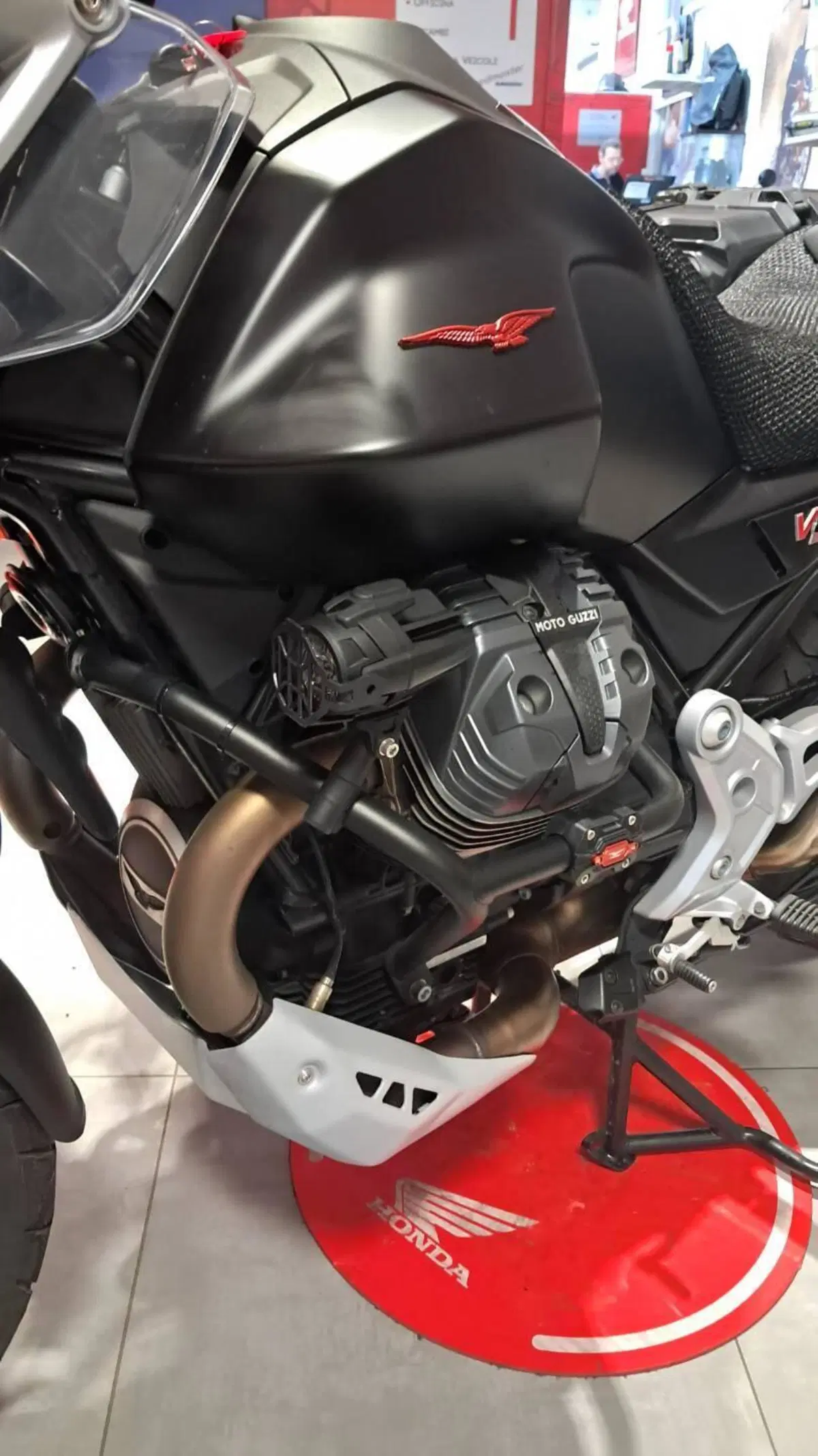 Moto Guzzi V85 Strada (2024 - 26) (15)