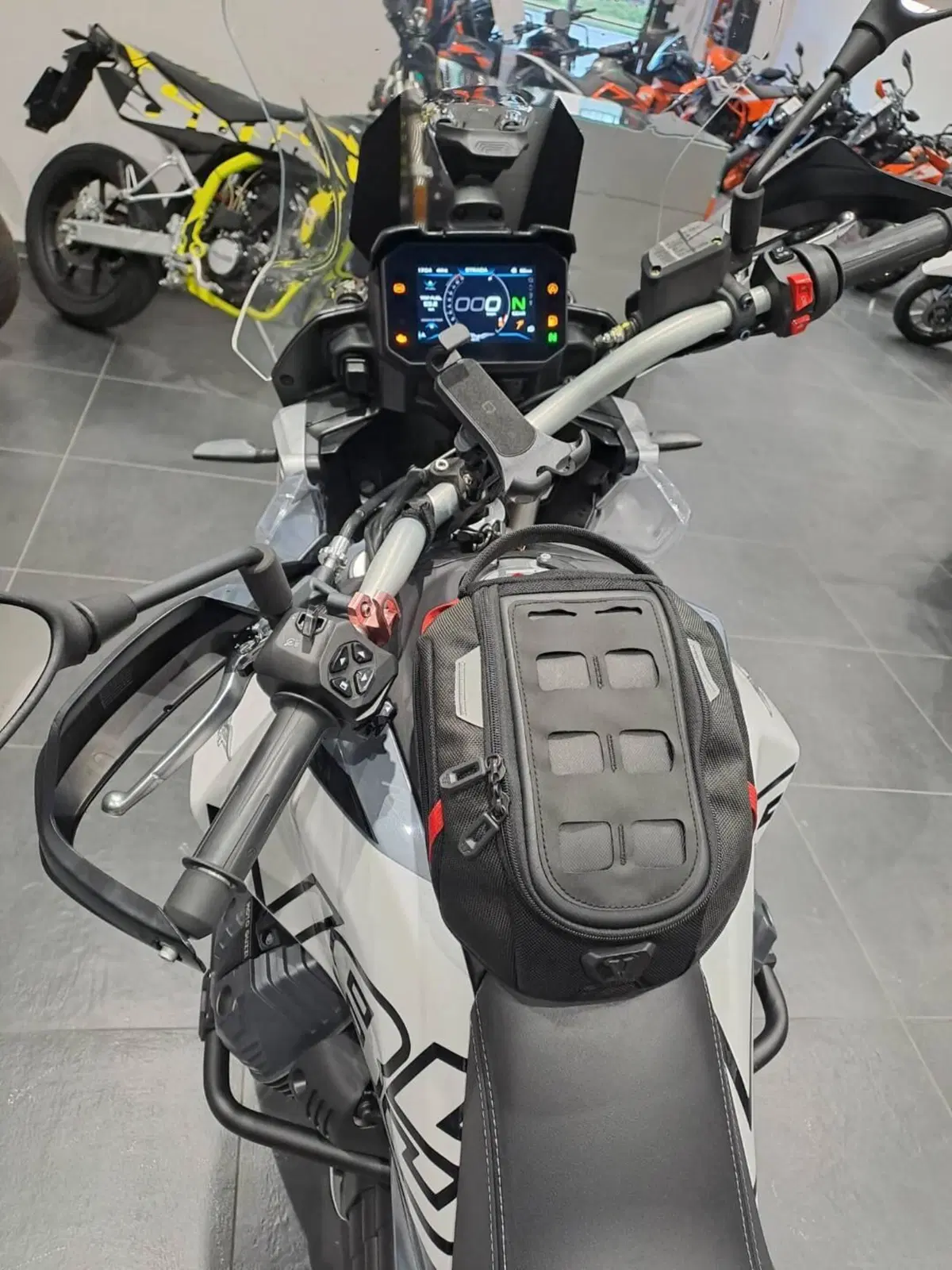 Moto Guzzi V85 TT (2024 - 26) (6)