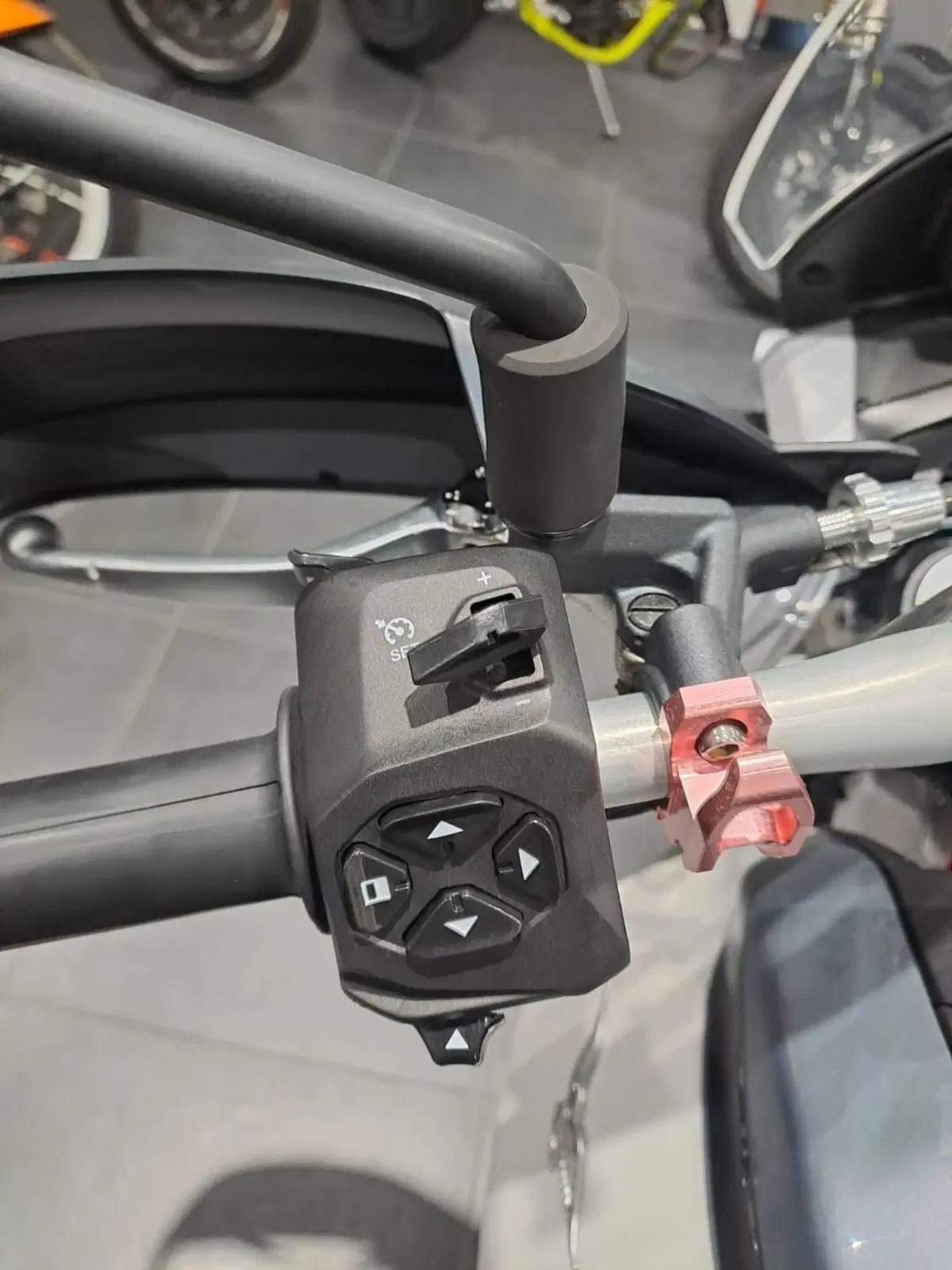 Moto Guzzi V85 TT (2024 - 26) (7)