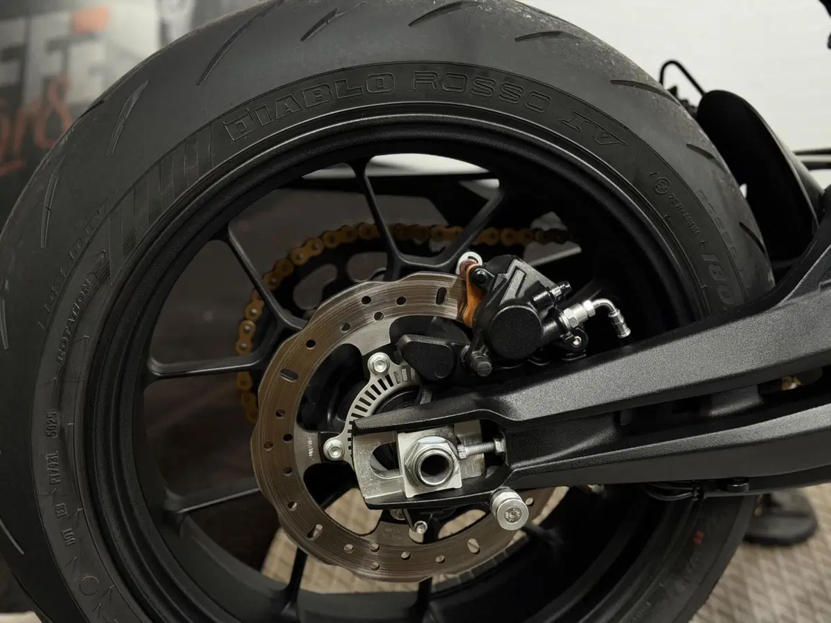 Aprilia Dorsoduro 750 ABS (2009 - 17) (4)