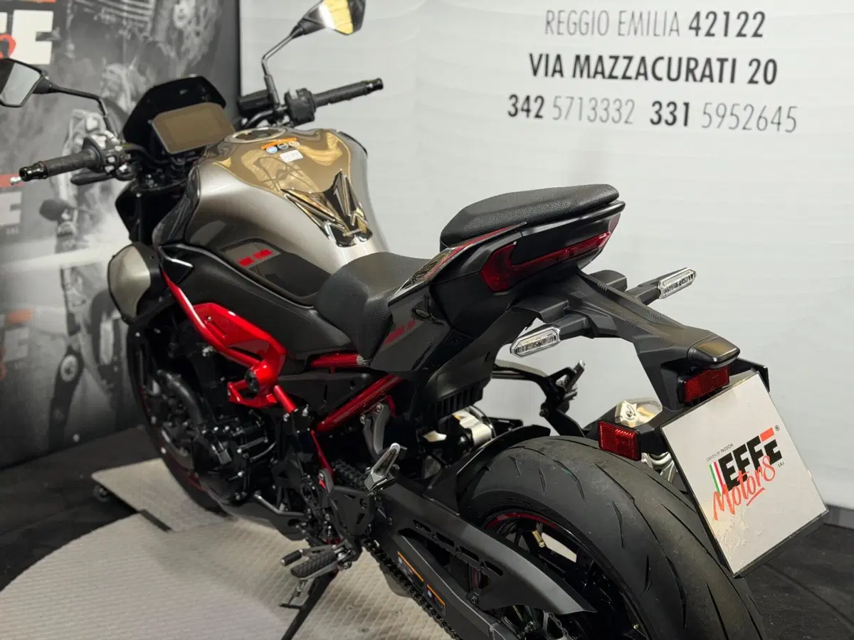 Kawasaki Z 900 (2025 - 26) (11)