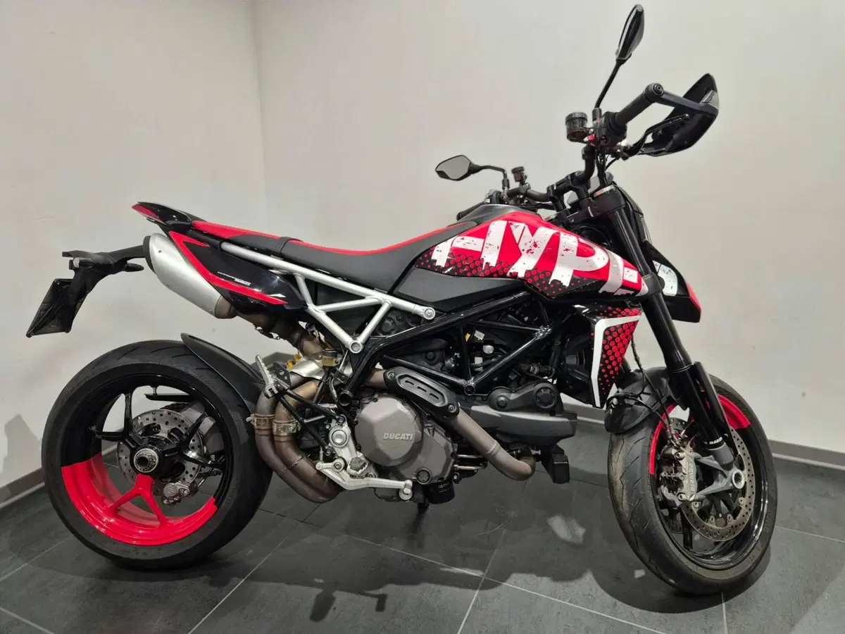 Ducati Hypermotard 950 RVE (2022 - 25) (2)