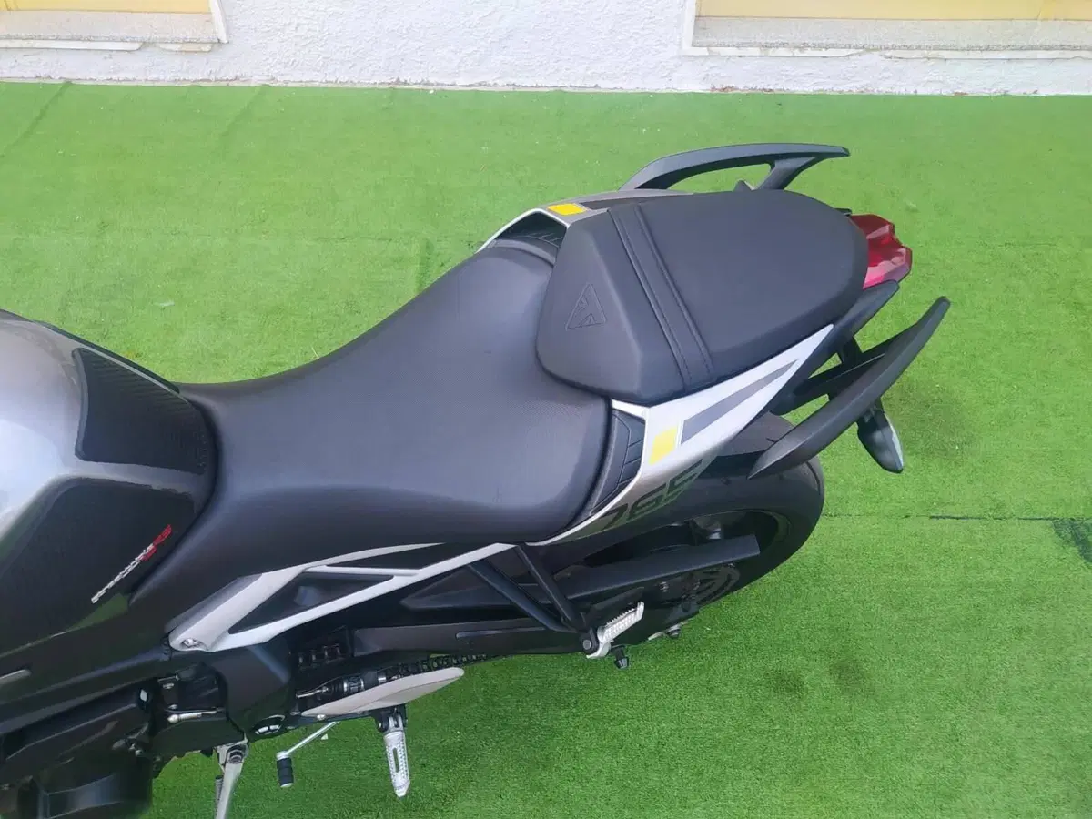 Triumph Street Triple 765 R (2023 - 26) (7)