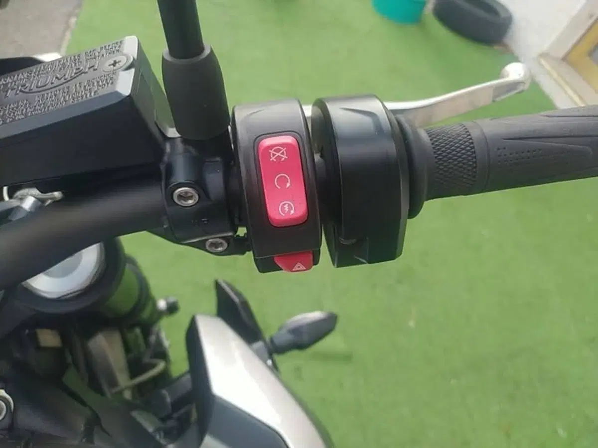 Triumph Street Triple 765 R (2023 - 26) (10)
