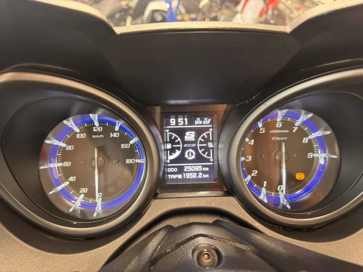 Yamaha T-Max 560 Tech Max (2020) (5)