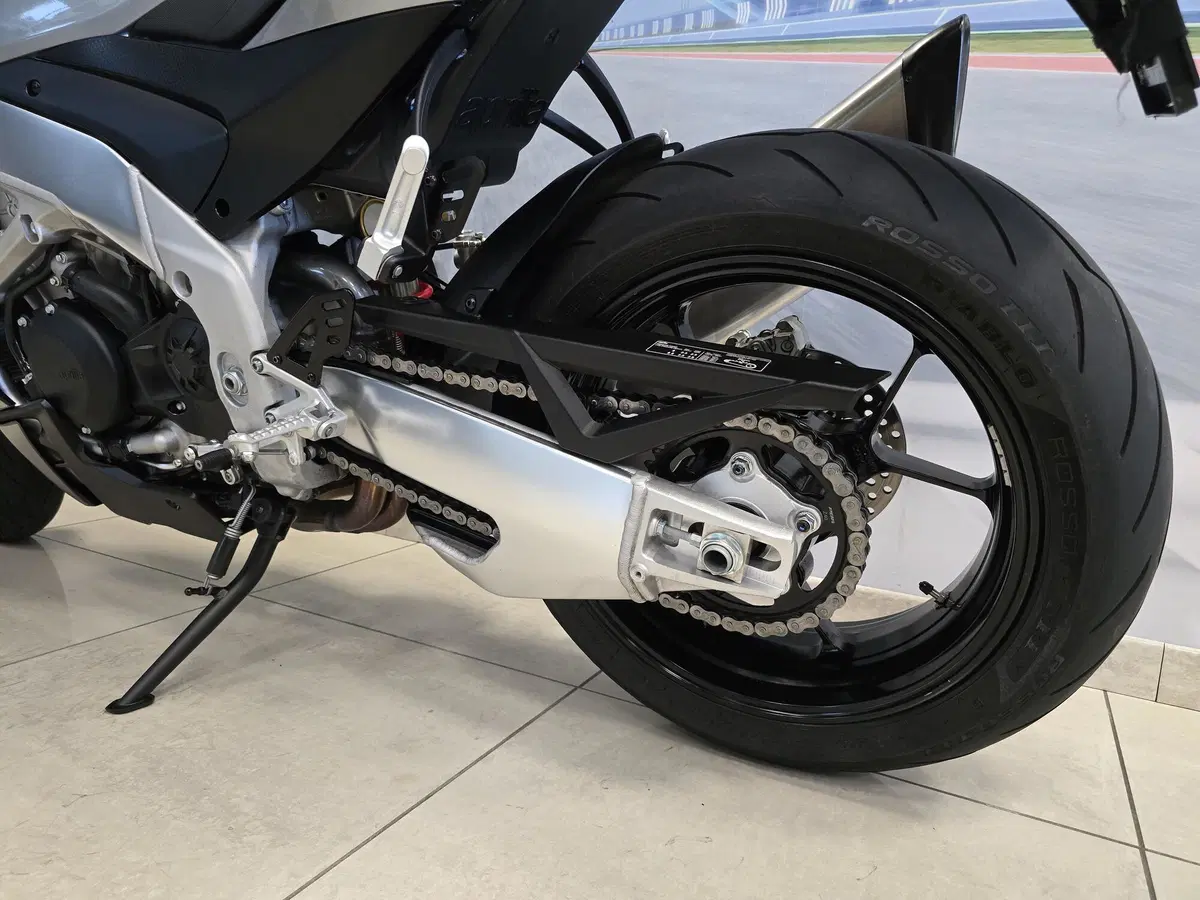 Aprilia Tuono V4 (2021 - 24) (7)