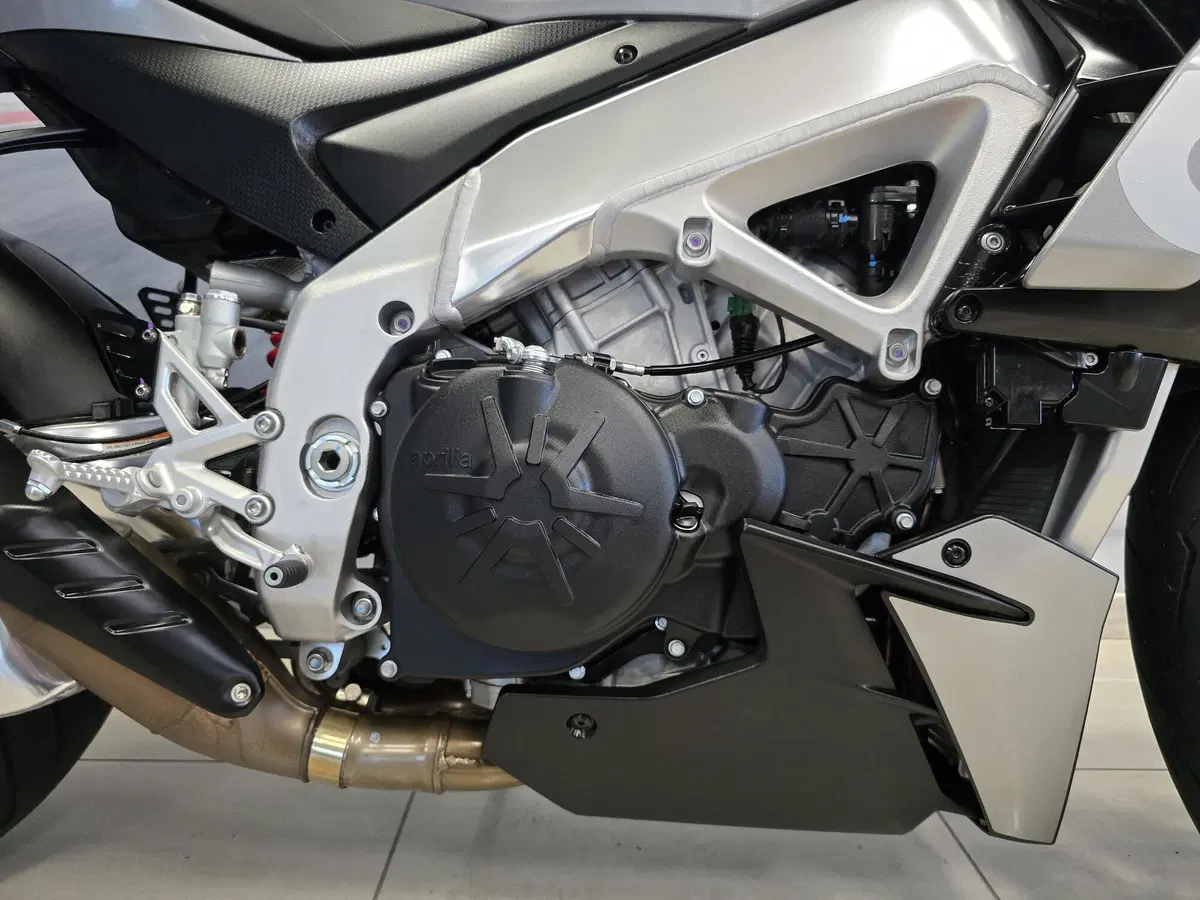 Aprilia Tuono V4 (2021 - 24) (18)