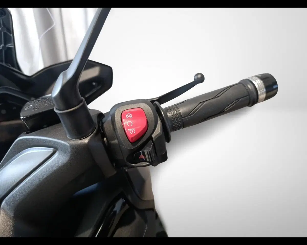 Yamaha X-Max 300 Tech Max (2025 - 26) (10)